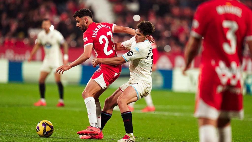 Iván Martín peleando un balón con Mario Martín