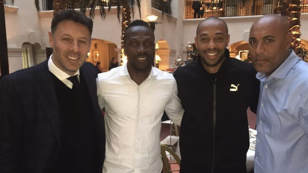 Darren Dein, a la izquierda, junto a Thierry Henry y otros exfutbolistas