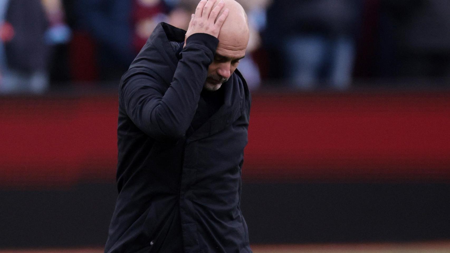 Pep Guardiola se lamenta tras perder ante el Aston Villa.