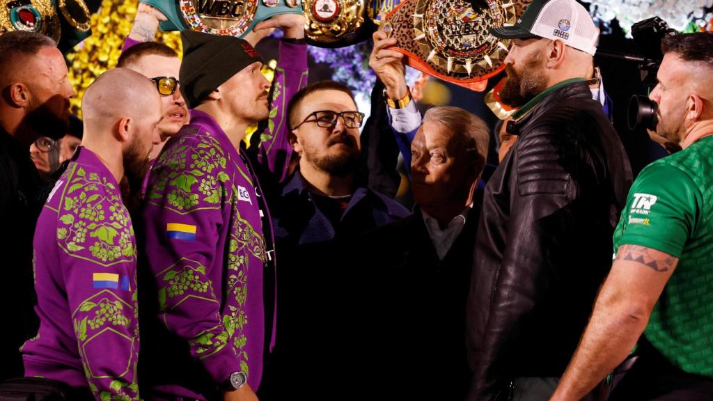 Oleksandr Usyk y Tyson Fury, en su careo antes de su combate de boxeo en Riad