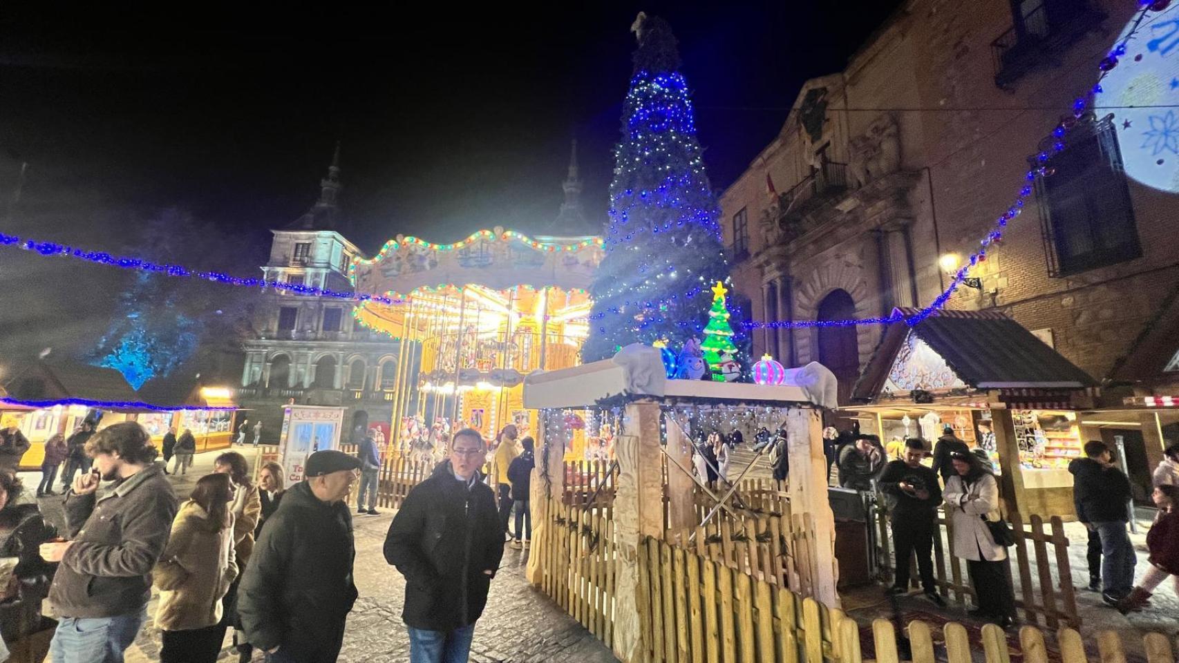 El mercadillo navideño situado en la plaza el Ayuntamiento de Toledo lleva abierto casi un mes.