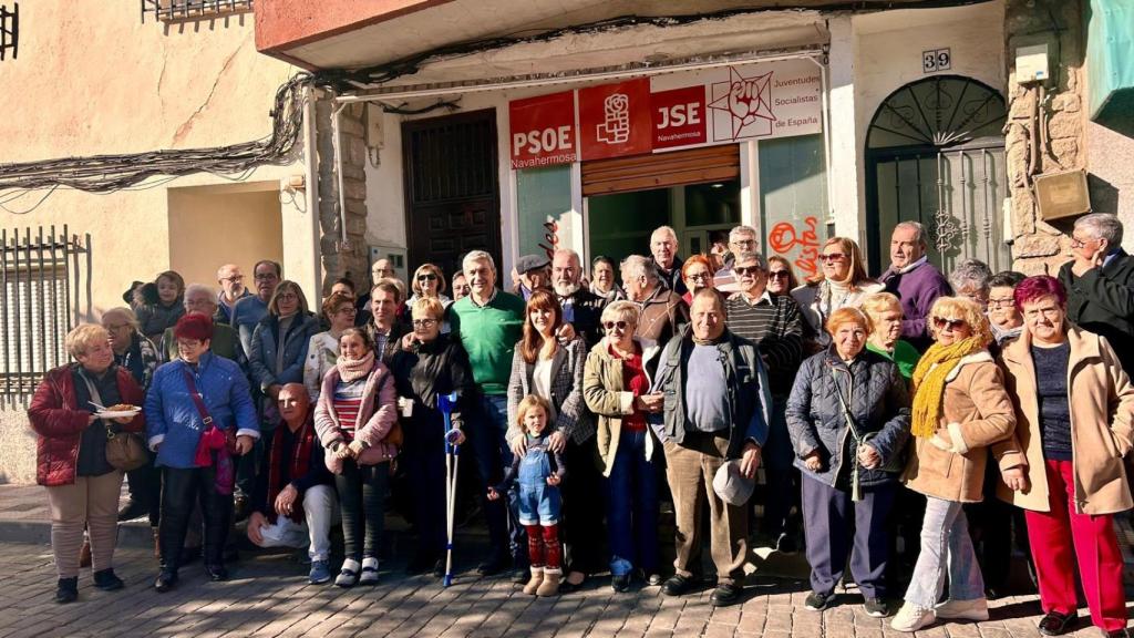 El secretario general del PSOE de Toledo, Álvaro Gutiérrez, ha asistido a las migas organizadas por la agrupación del PSOE de Navahermosa.