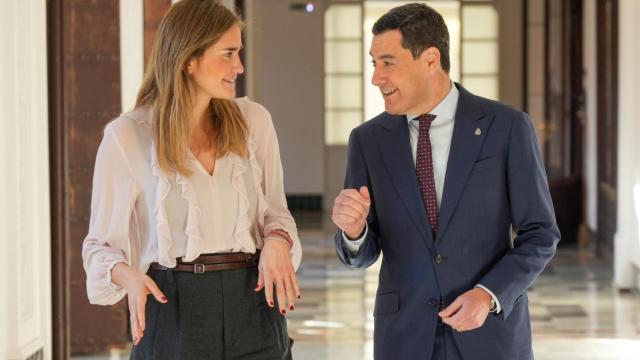 La ministra para la Transición Ecológica y el presidente de la Junta, este sábado en el palacio de San Telmo, en Sevilla.