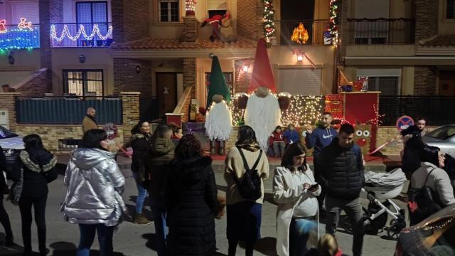 Unas viviendas de Santomera con decoración navideña.