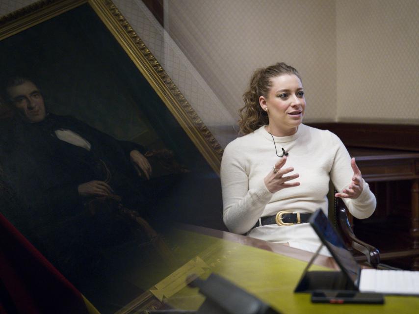 La vicesecretaria de Sanidad y Educación del PP, Ester Muñoz, ante el retrato de Argüelles en el Congreso de los Diputados, durante la entrevista.