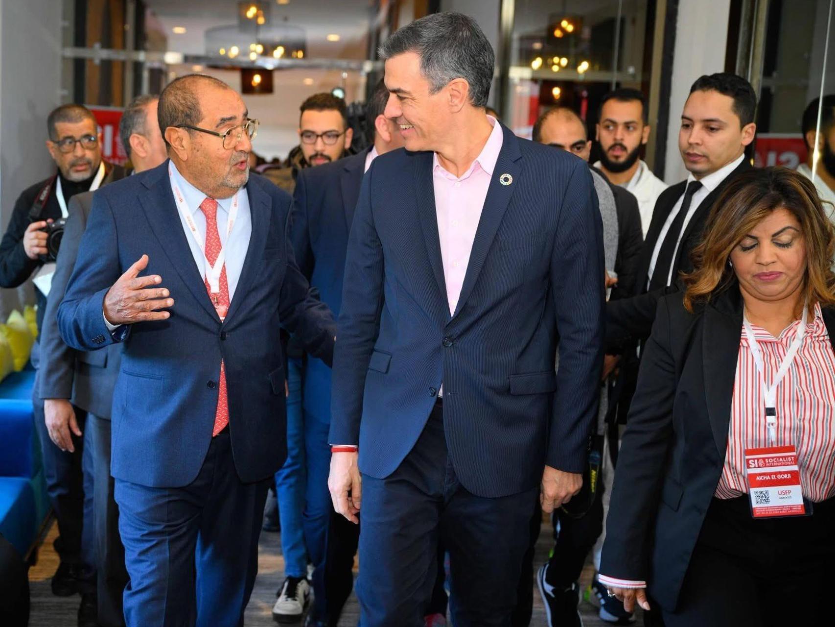 Pedro Sánchez este sábado en Rabat, entre el secretario general de la Unión Socialista de Fuerzas Populares (USFP) de Marruecos, Driss Lachgar, y su delegada en España,  Aicha El Gourgi.