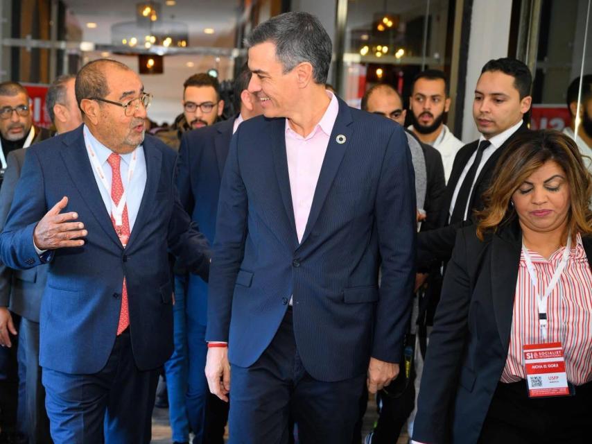 Pedro Sánchez este sábado en Rabat, entre el secretario general de la Unión Socialista de Fuerzas Populares (USFP) de Marruecos, Driss Lachgar, y su delegada en España,  Aicha El Gourgi.