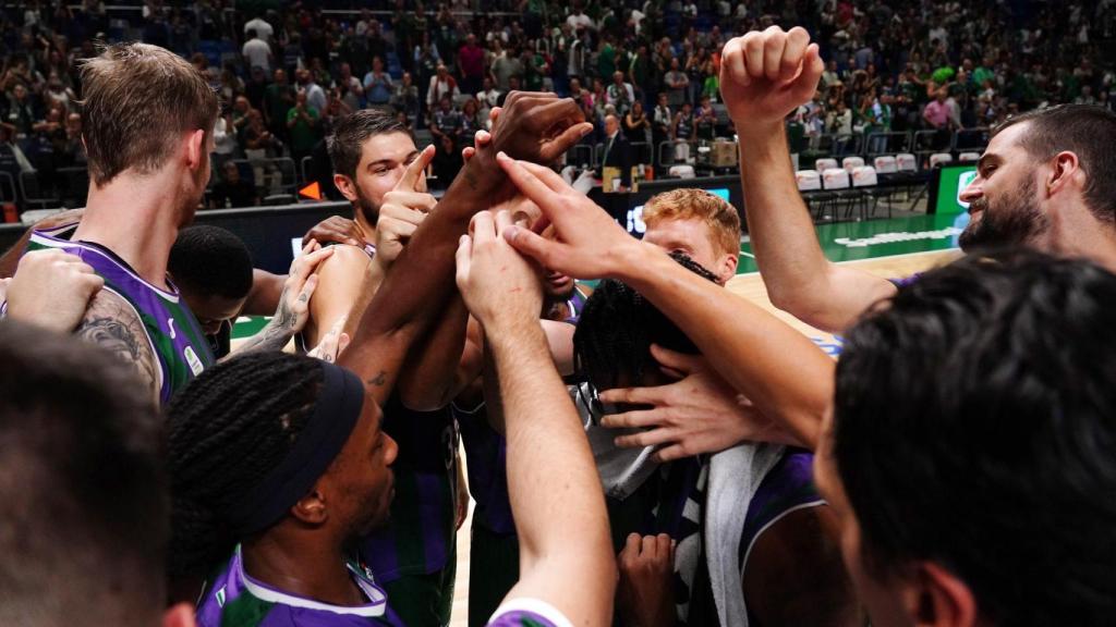 Los jugadores del Unicaja de Málaga celebran una victoria.