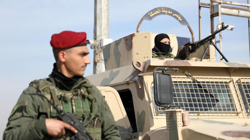 Un miembro de las Fuerzas Democráticas Sirias (FDS), en una calle de Hasakah (Siria).