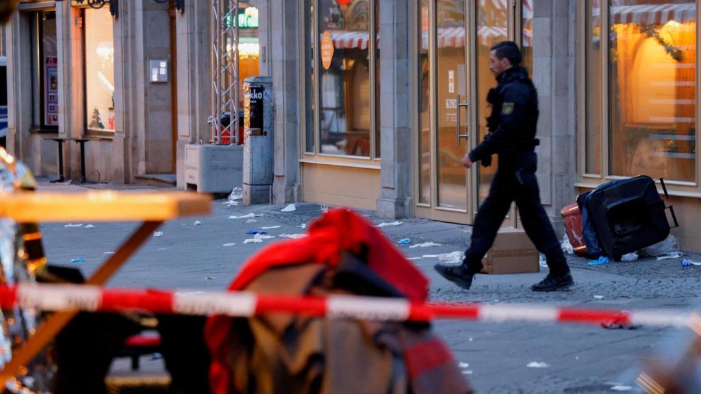 Un policía camina por la zona acordonada del mercado de Magdeburgo tras el atropello masivo del saudí Taleb A.