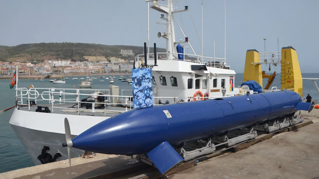 Dron submarino BlueWhale en puerto