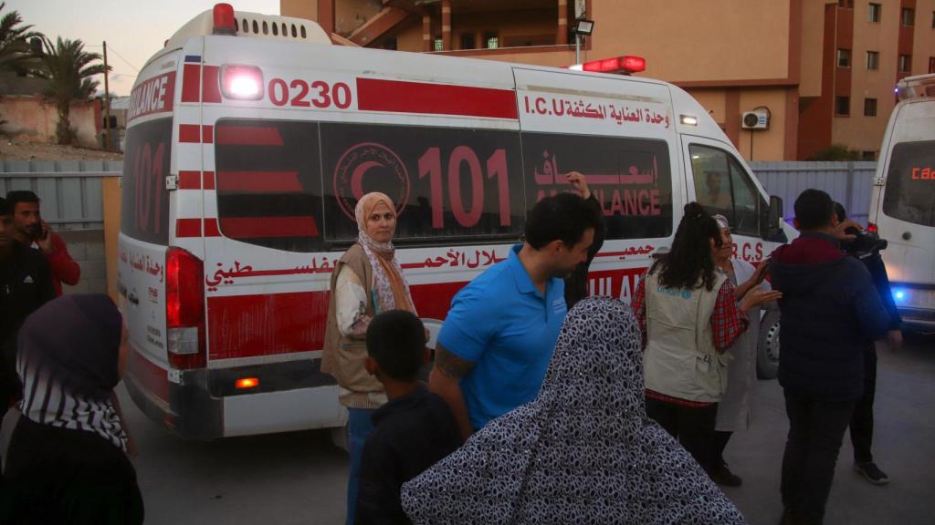 Imagen de archivo de una ambulancia a la entrada de un hospital en la Franja de Gaza.