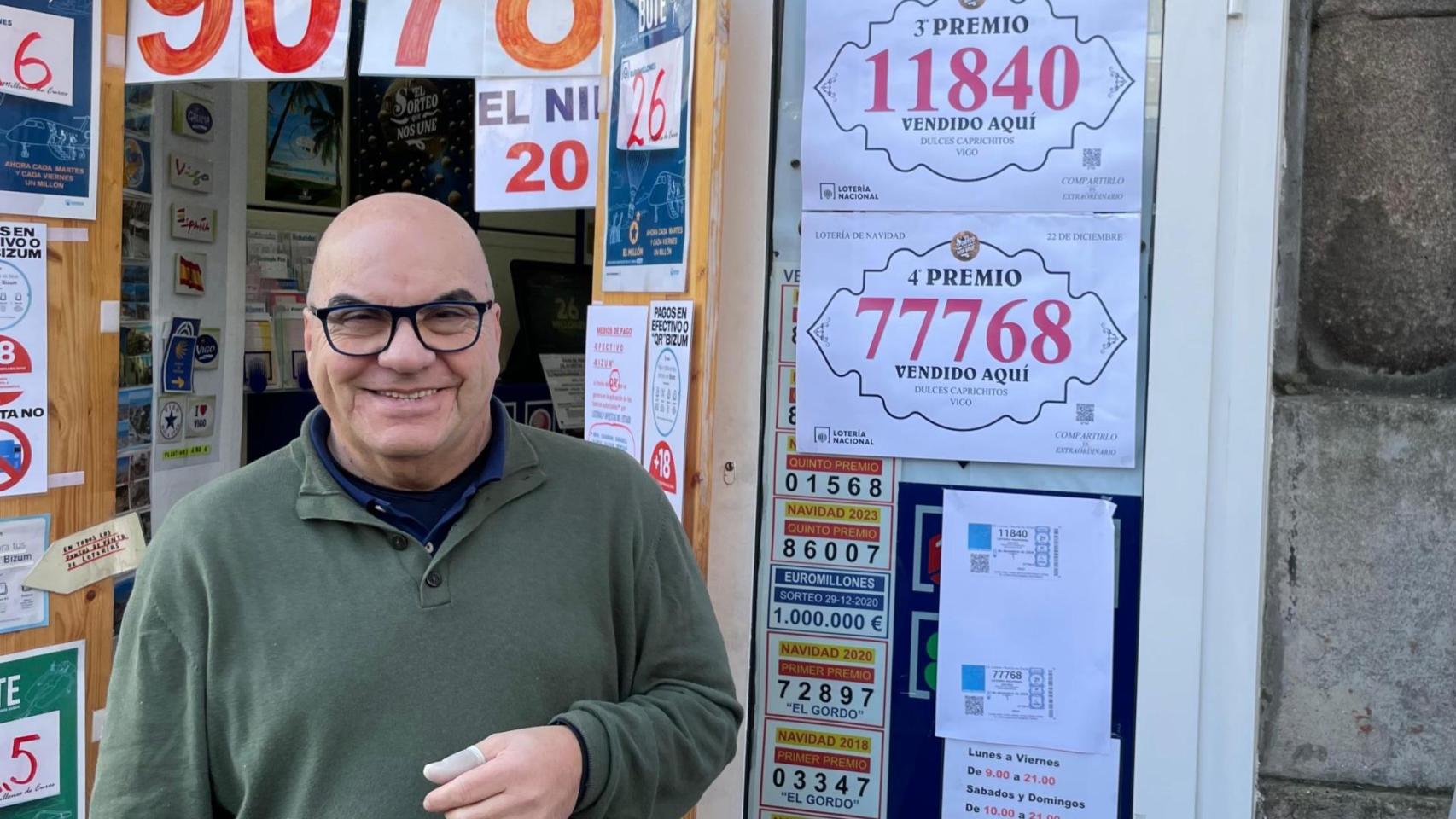 Juan Fernández, dueño de la Administración de Puerta del Sol, en Vigo.