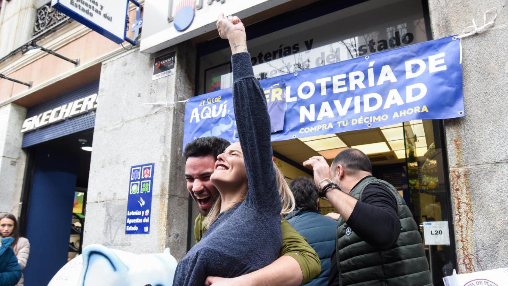 Trabajadores de 'El Elefante', en la calle del Arenal, en Madrid, celebrando en 2022 la venta de décimos del 'Gordo'.