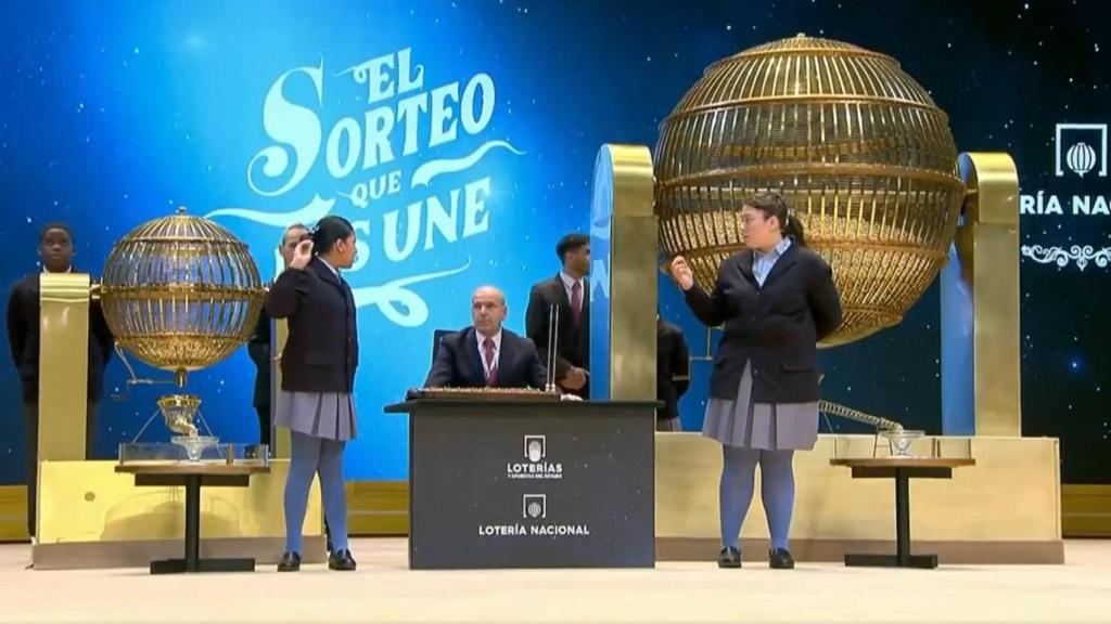 Momento en el que una de las niñas de San Ildefonso ha cantado el Gordo por segunda vez.