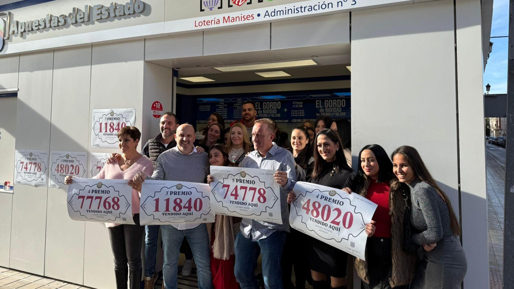 Celebración en la Administración 3 de Manises tras repartir cuatro grandes premios de la Lotería Nacional de 2024. EE