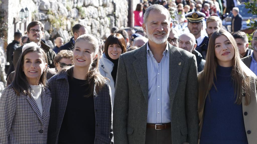 Los Reyes visitan Catarroja por Navidad con Leonor y Sofía.