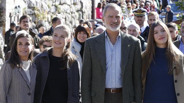 Los Reyes visitan Catarroja por Navidad con Leonor y Sofía