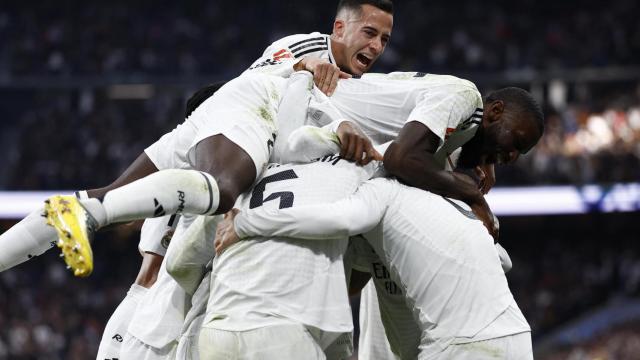 Los jugadores del Real Madrid celebran uno de los goles del partido.