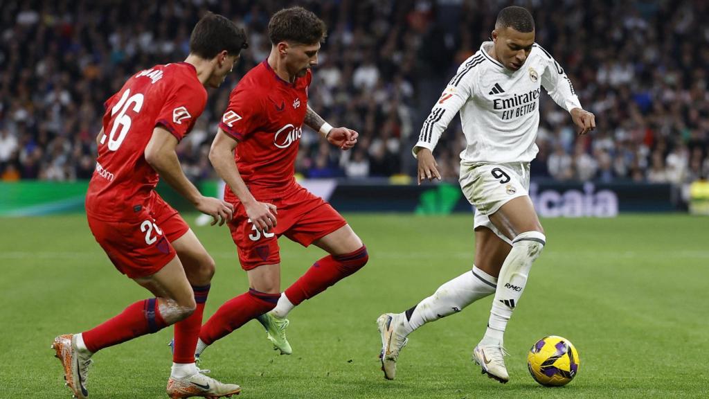 Mbappé retiene el balón ante la presión de Carmona.