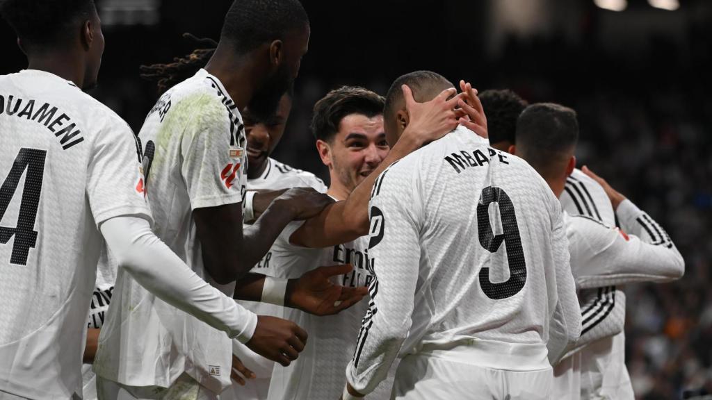 Brahim celebra junto a sus compañeros el gol del 4-1