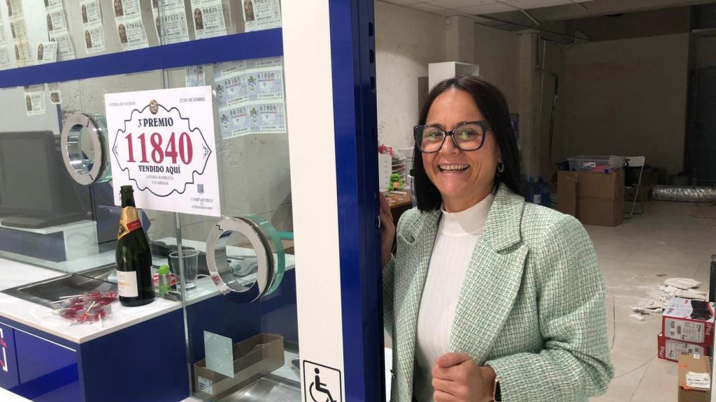 Mariam muestra el interior de su administración en Catarroja, todavía por acondicionar tras la inundación que sufrió. EE