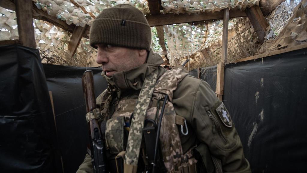 Un marine de la 124 Brigada del Ejército ucraniano en el interior de una trinchera contruida en la ciudad de Jersón.