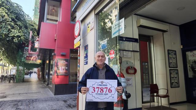 Jose Antonio en su administración de La Paloma de la Rambla en Alicante.