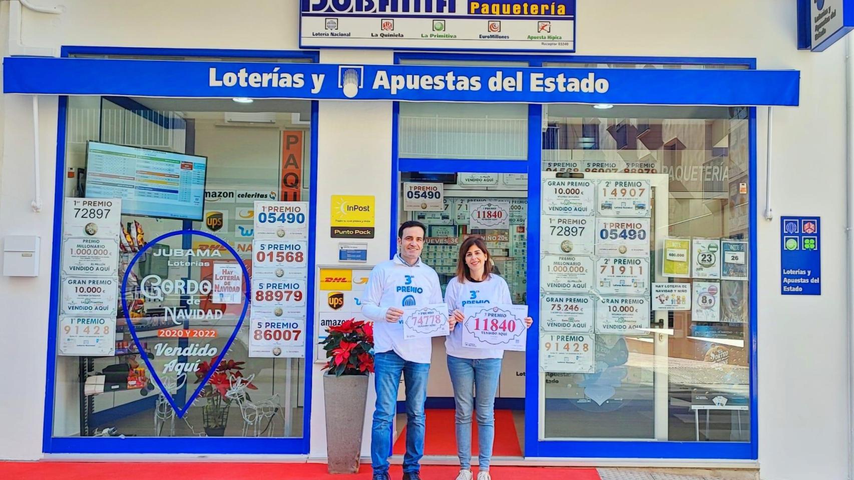 Paula y Víctor celebran el doble premio repartido en su administración con el tercer y quinto premio.