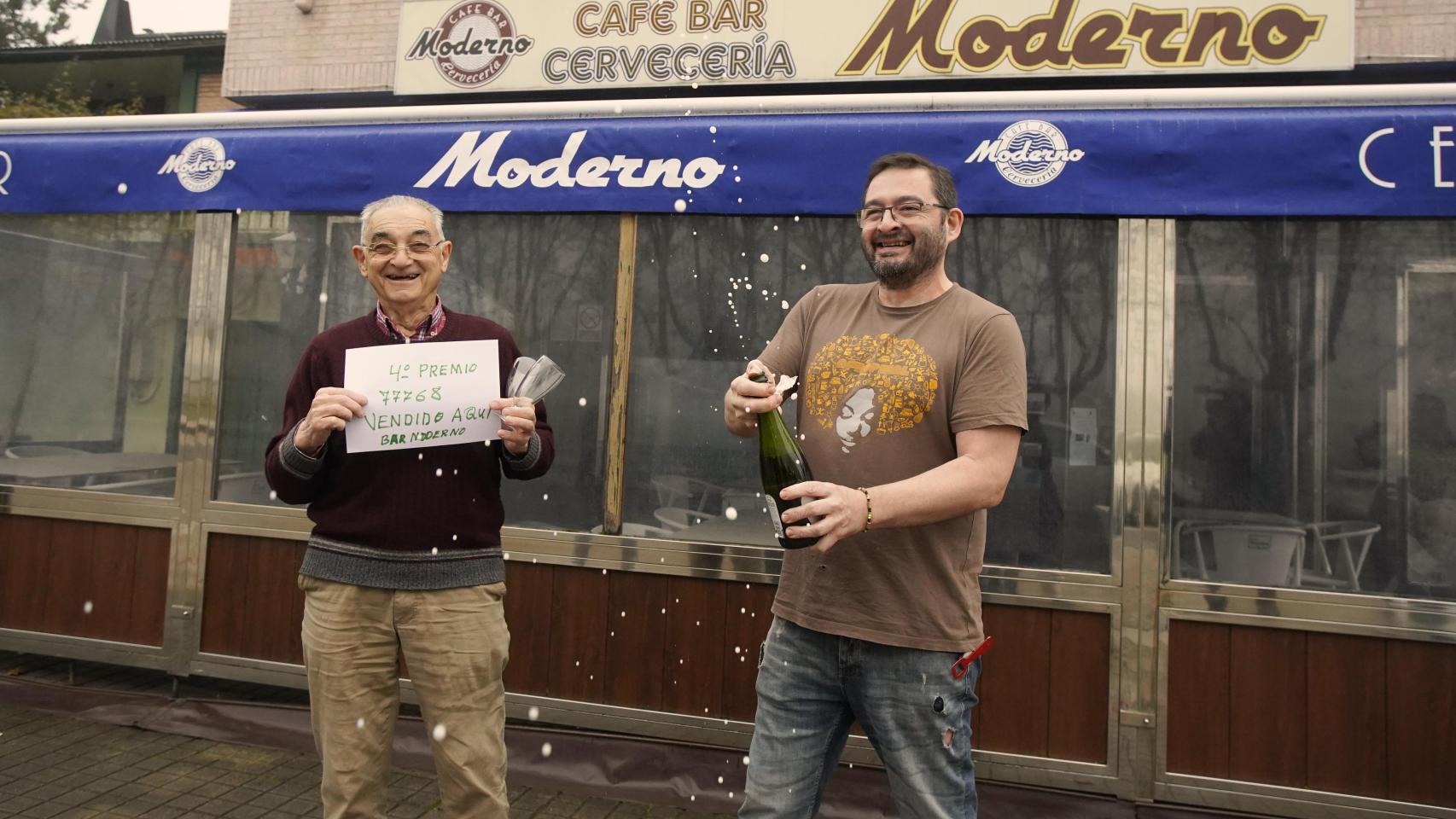 El bar 'Moderno', de la localidad berciana de Columbrianos (León) reparte parte de un cuarto premio