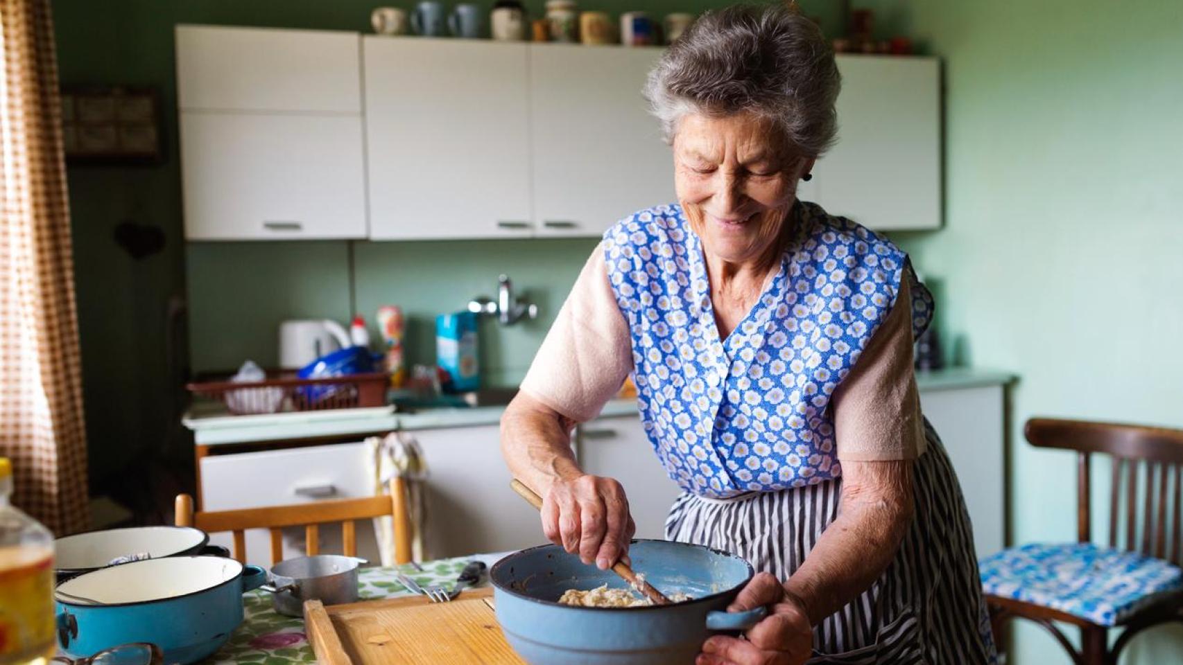 Abuela cocinando una tarta.