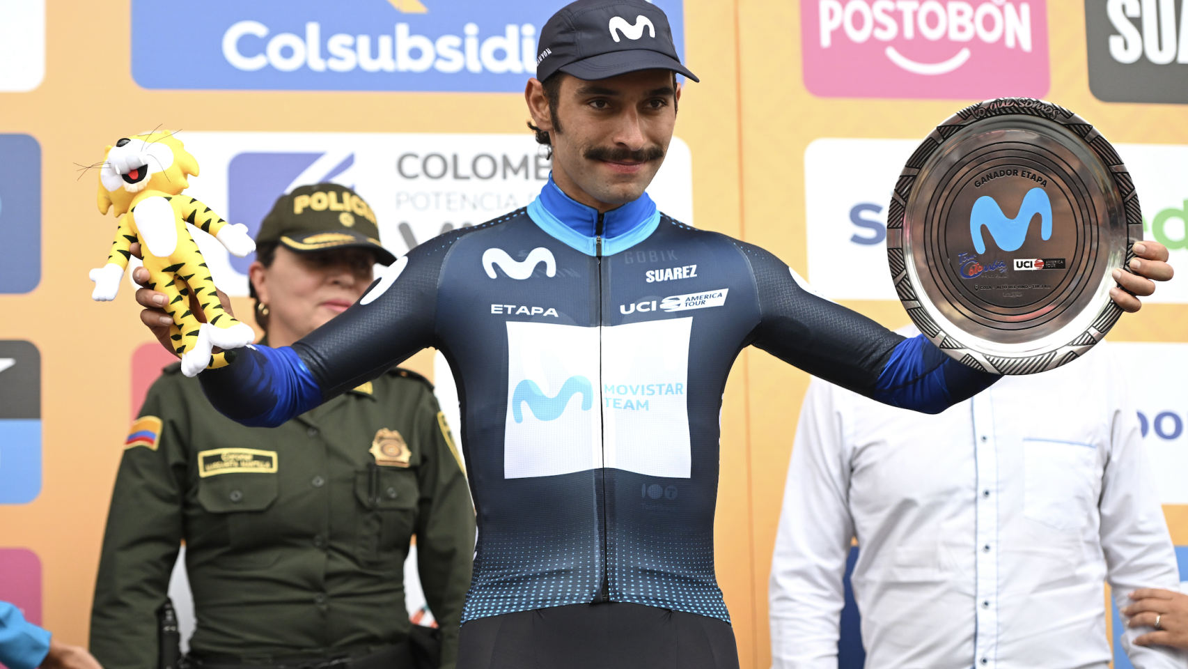 Fernando Gaviria, en el podio tras una victoria con Movistar Team.