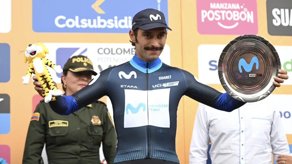 Fernando Gaviria, en el podio tras una victoria con Movistar Team.