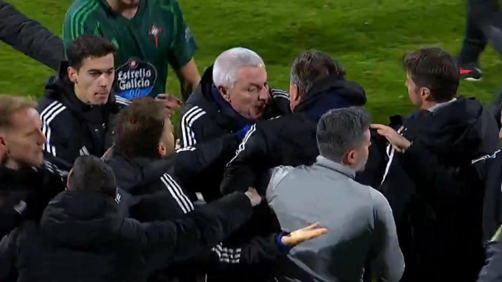 Momento de la tangana por la agresión de ambos entrenadores en el Zaragoza - Racing de Ferrol.