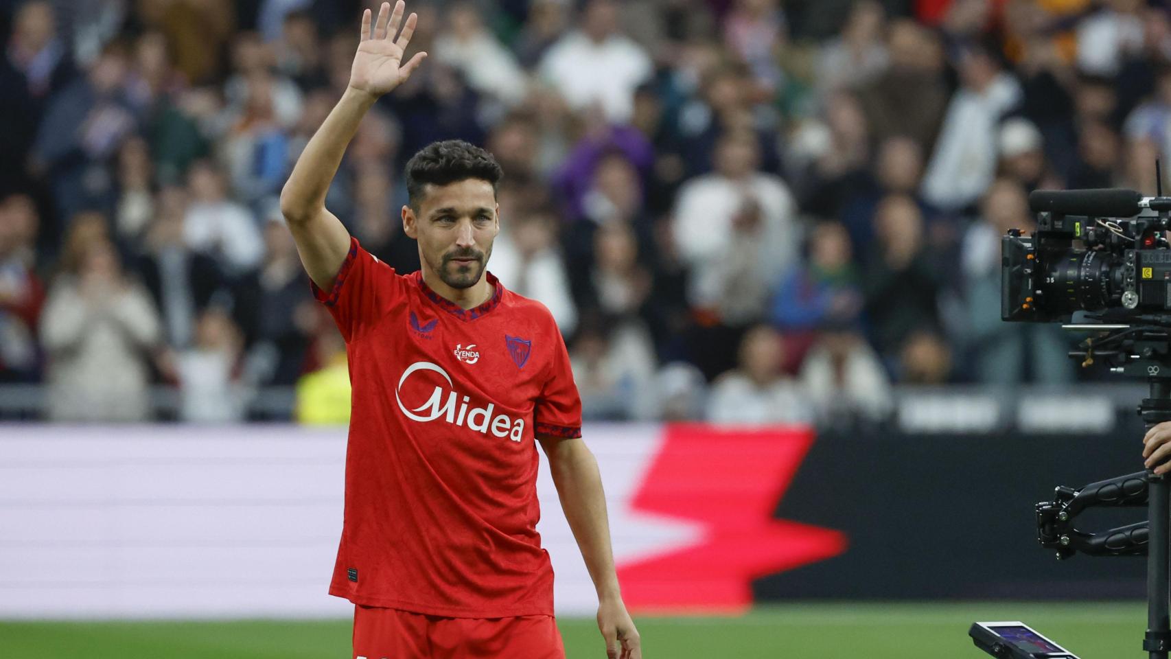 Jesús Navas visiblemente emocionado antes del partido contra el Real Madrid.