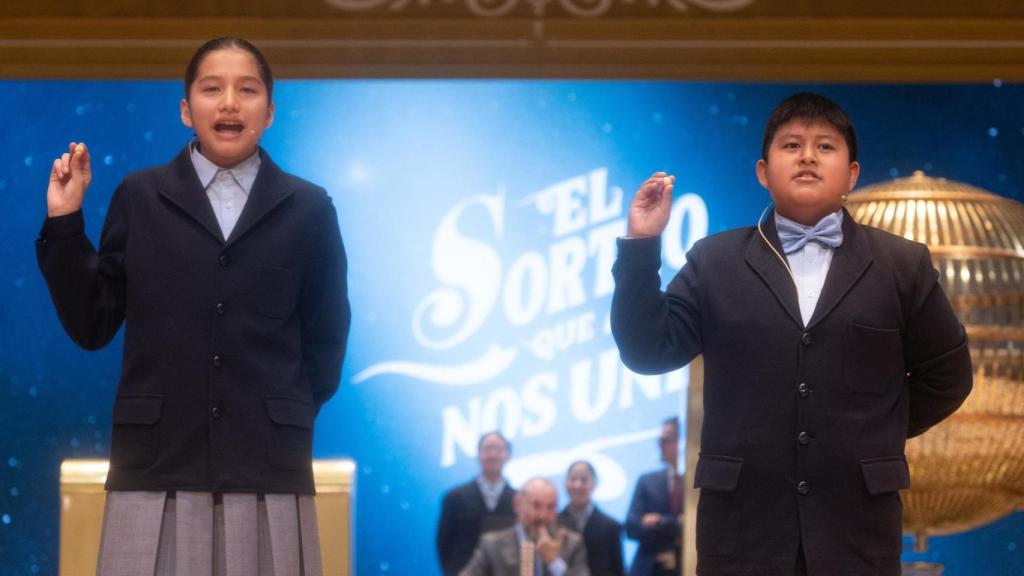 Niños de San Ildefonso cantando uno de los premios de la Lotería de Navidad.