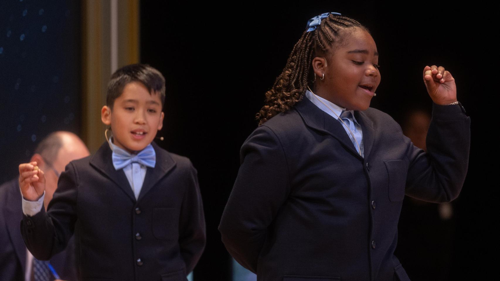 Niños de San Ildefonso cantando los premios de la Lotería de Navidad.