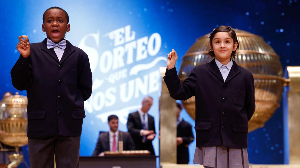 Los niños de la Residencia San Ildefonso de Madrid Ángel Abaga (i) y Aurora Rodríguez (d) muestran el número 74778.