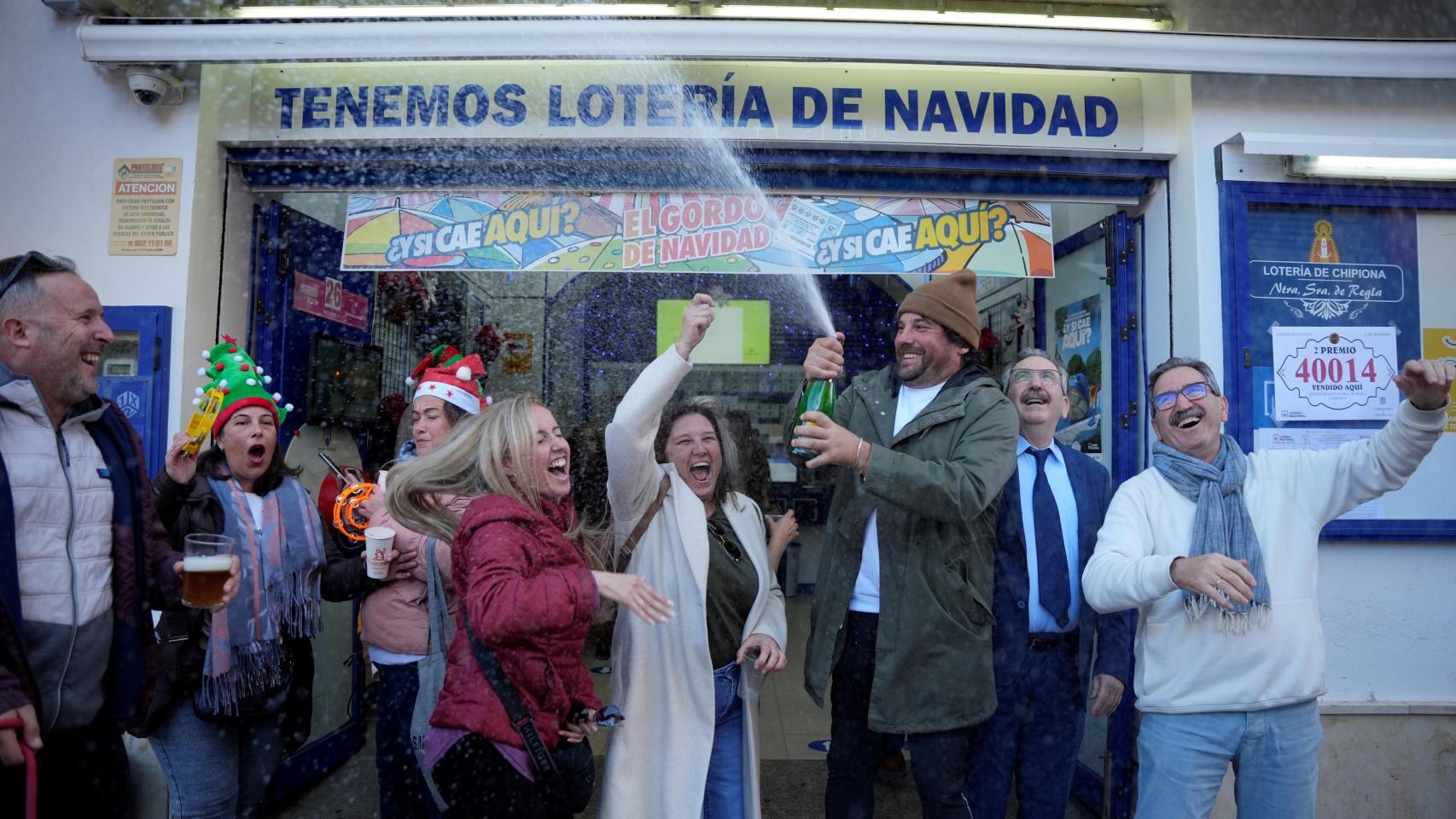 Vecinos de Chipiona celebran la lluvia de millones de esta Lotería de Navidad.