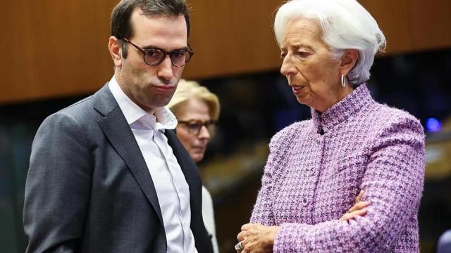 El ministro de Economía, Carlos Cuerpo, conversa con la presidenta del Banco Central Europeo (BCE), Christine Lagarde, al inicio de una reunión del Eurogrupo en Luxemburgo.