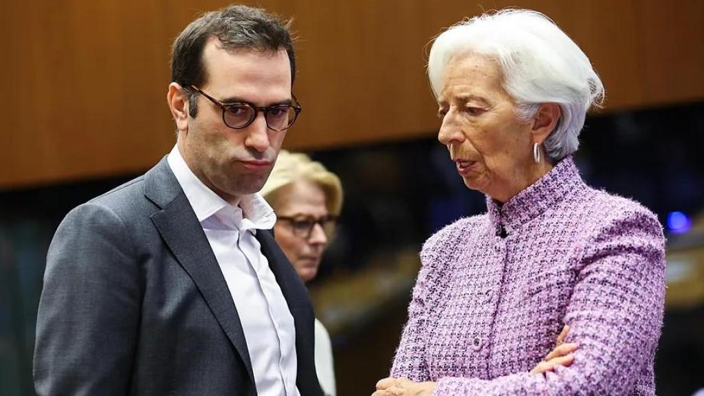 El ministro de Economía, Carlos Cuerpo, conversa con la presidenta del Banco Central Europeo (BCE), Christine Lagarde, al inicio de una reunión del Eurogrupo en Luxemburgo.