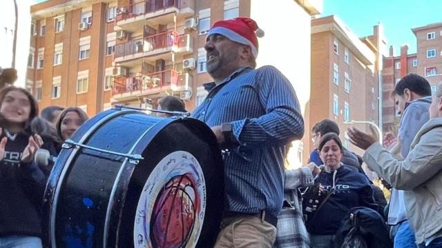 Simpatizantes del club de baloncesto Distrito Olímpico celebran el 'Gordo' en Madrid.