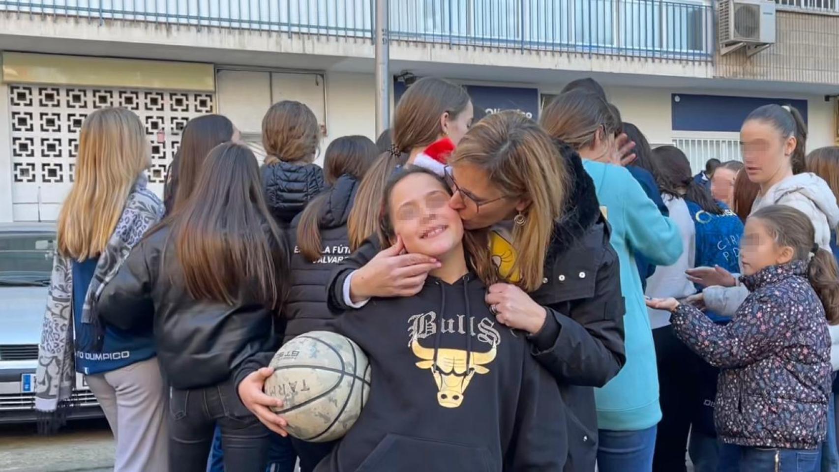 Duna junto a su madre, Gema, en la celebración del club de baloncesto Distrito Olímpico tras ganar parte del Gordo.