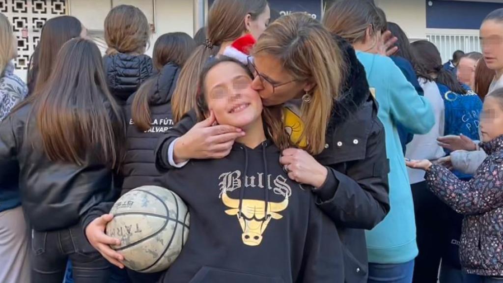 Duna junto a su madre, Gema, en la celebración del club de baloncesto Distrito Olímpico tras ganar parte del Gordo.