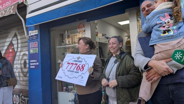 La premiada Macarena y su familia junto a los loteros en Málaga.