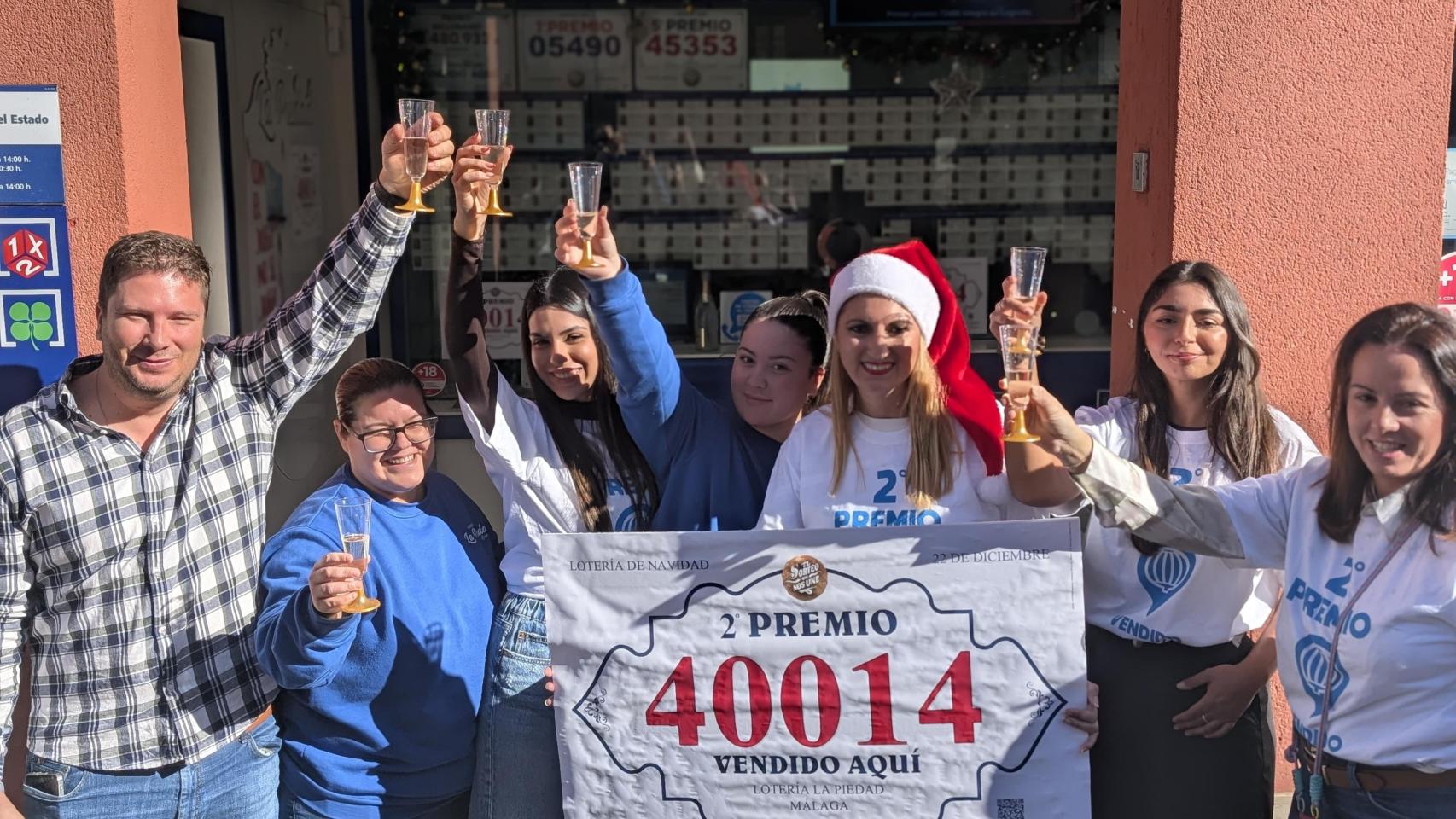 La alegría de la lotería inunda al barrio de El Molinillo, en Málaga.