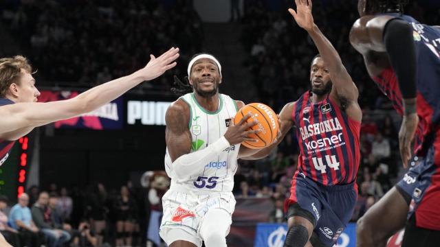 El jugador del Baskonia Kamar Baldwin se enfrenta a Kendrick Perry, del Unicaja, durante el partido de la Liga ACB de baloncesto disputado este domingo.