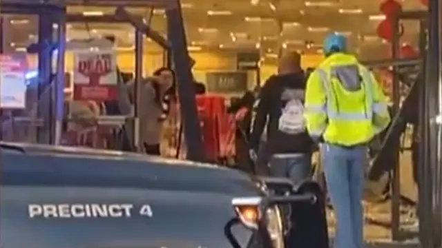 Tienda 'JC Penney' en Killeen, Texas, después de que un hombre entrara con su camioneta.