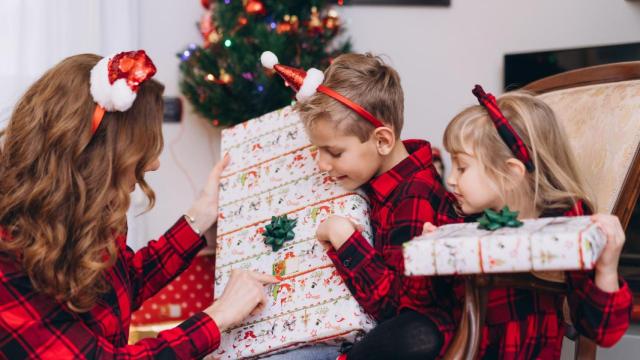 ¿Cómo gestionar los regalos de Navidad de los niños? Responden dos psicólogas de A Coruña