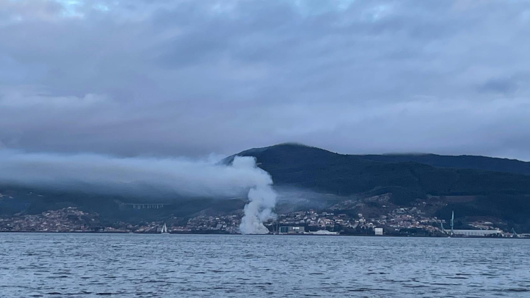 Arde un barco del Gran Sol en el puerto de Meira, en Moaña (Pontevedra)